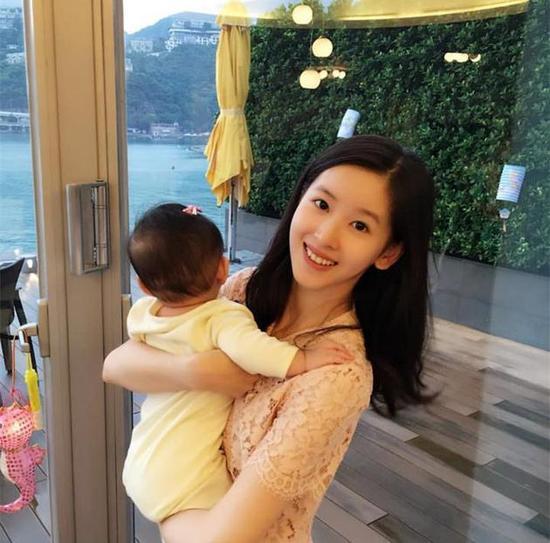 陈妍希霍建华:你这样抱娃 孩子不难受吗?!